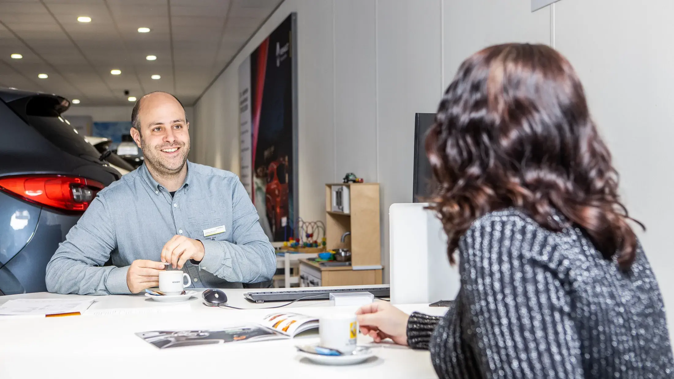 AutoKievit Bergen op Zoom showroom klantgesprek